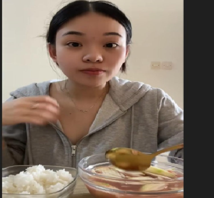 Tiktoker Ellen Santoso makan rujak kuah pindang pakai nasi