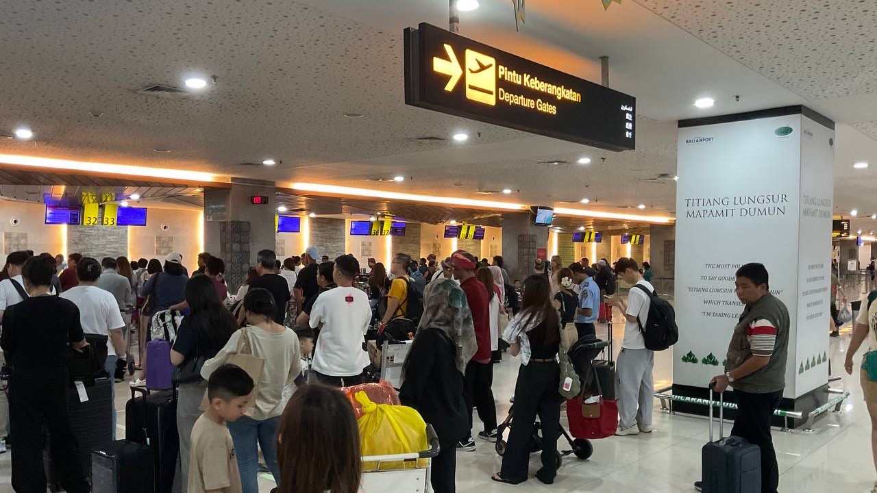 Trafik penumpang di Bandara Internasional I Gusti Ngurah Rai, Bali.