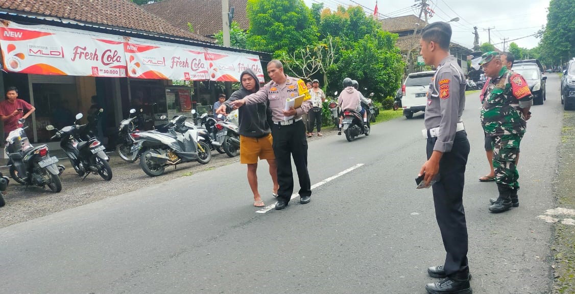 Polisi melakukan olah TKP kecelakaan yang mengakibatkan guru SMP di Bangli meninggal dunia, Selasa, 16 April 2024.