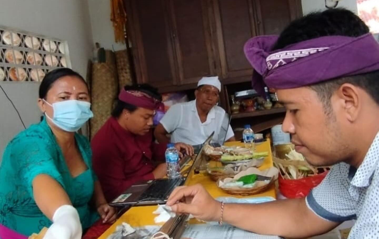 Konservasi lontar di Desa Banyuatis, Kecamatan Banjar, Buleleng oleh UPTD Gedong Kirtya Singaraja.