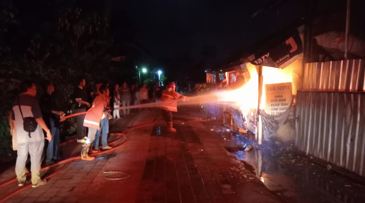 Peristiwa kebakaran di gudang rongsokan milik Ketut Sujarya di Banjar Sema, Desa Kediri Gede, Kecamatan Kediri, Kabupaten Tabanan, Bali, Rabu, 17 April 2024.