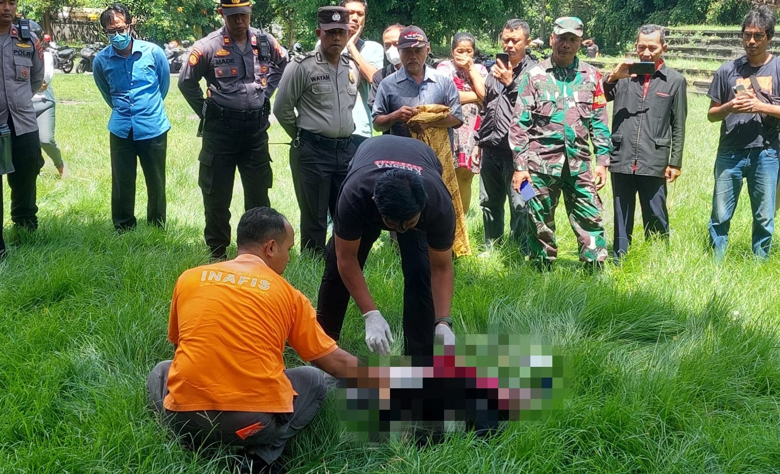 Tim Identifikasi Polresta Denpasar memeriksa jenazah Kasmadi di Setra Badung, Kamis, 18 April 2024.