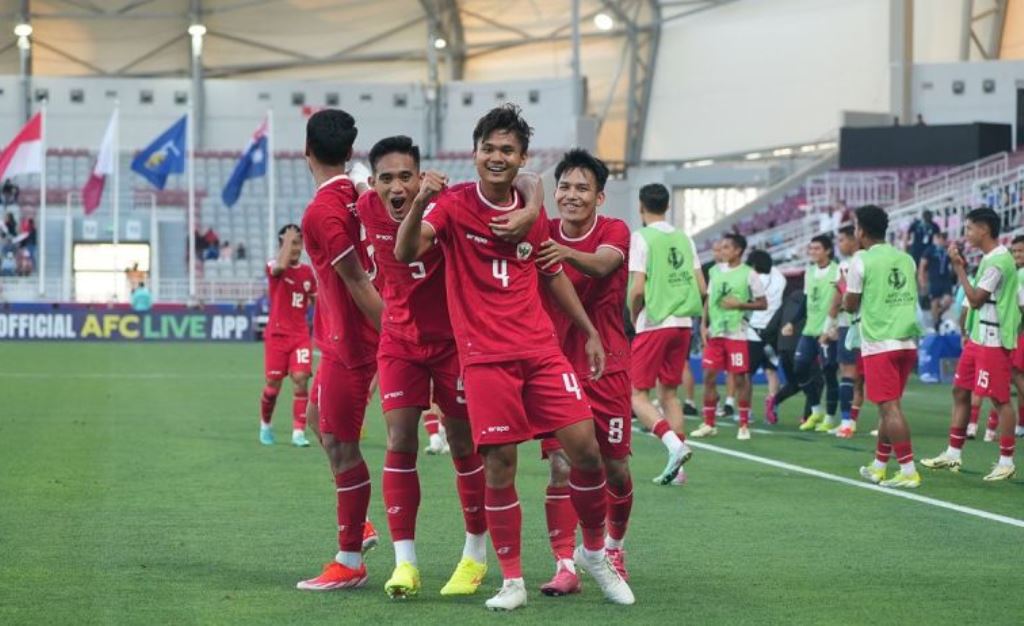 Pemain timnas Indonesia U-23 Komang Teguh Trisnanda (kedua dari kanan) merayakan gol yang dicetaknya ke gawang Australia pada pertandingan Grup A Piala Asia U-23 2024 di Stadion Abdullah bin Khalifa,