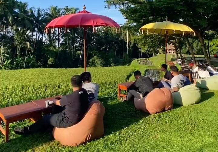Ngopi Mewah &ldquo;Mepet Sawah&rdquo; menjadi salah satu tempat ngopi yang sedang hits di Tegallalang