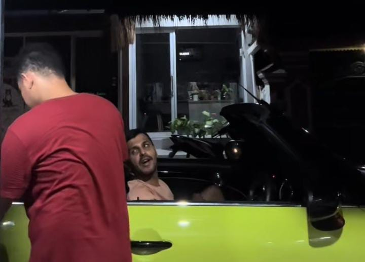 Bule belikan bensin eceran mobil mewah yang dikendarainya