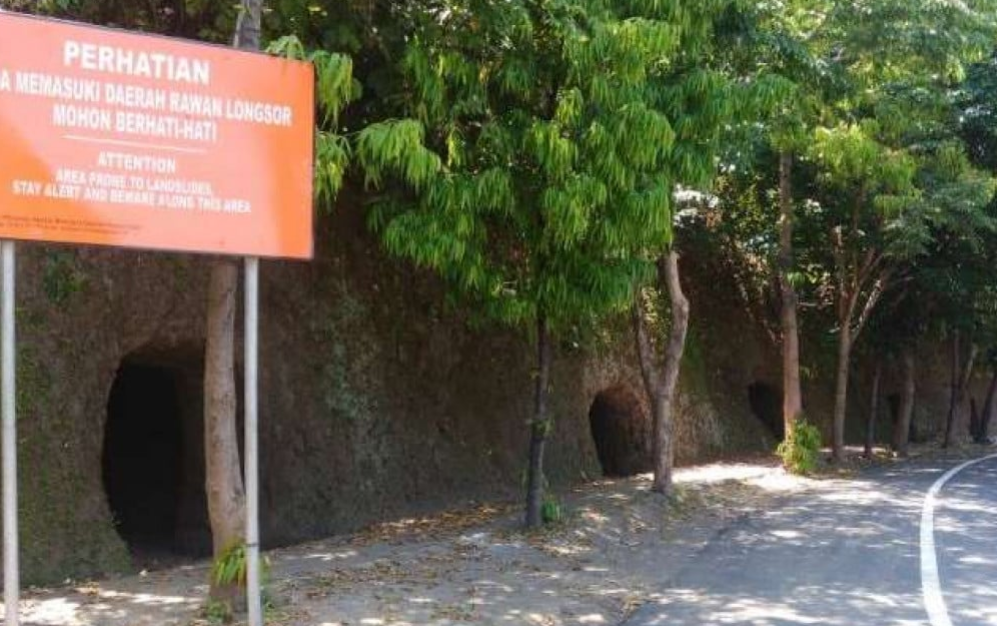Goa Jepang yang tebingnya rawan longsor apalagi di musim hujan.