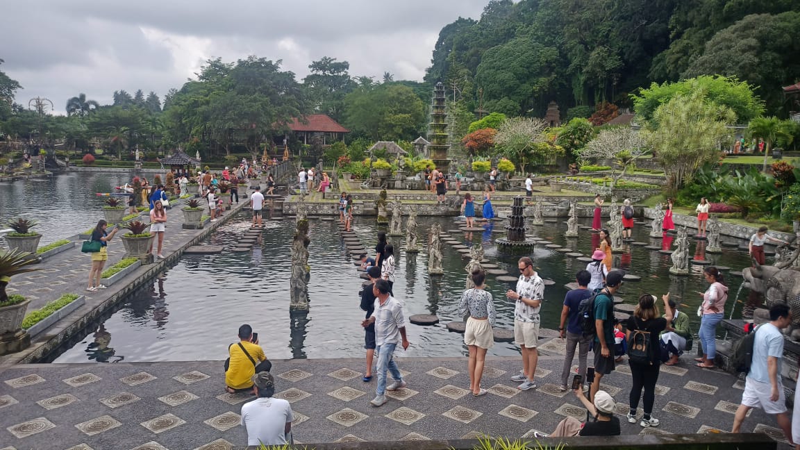 Kunjungan wisatawan ke Tirta Gangga Karangasem, Bali ramai saat libur Lebaran 2024.
