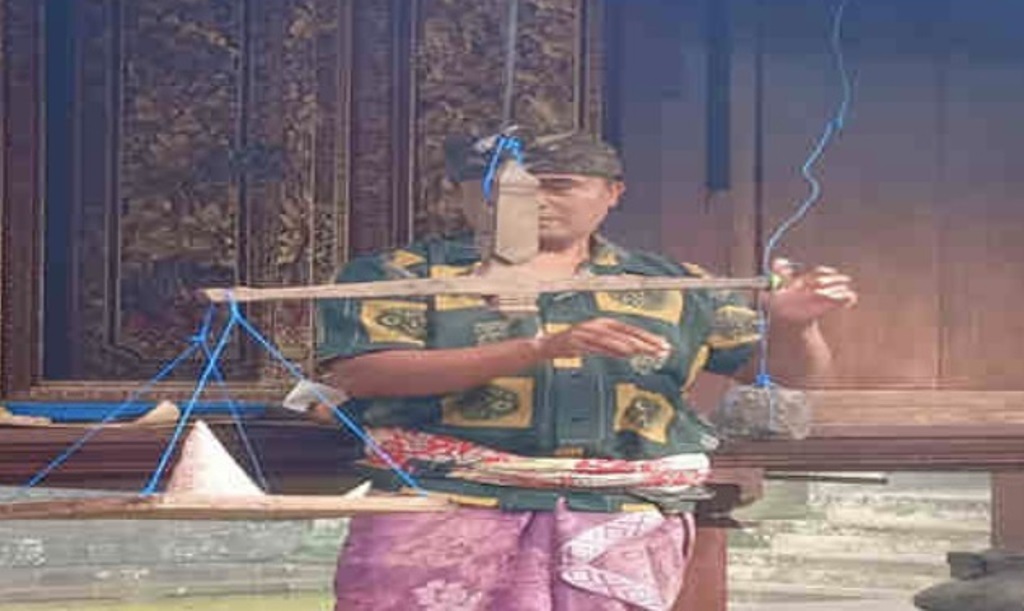 Tradisi Hindu Bali, nimbang tumpeng di Karangasem.