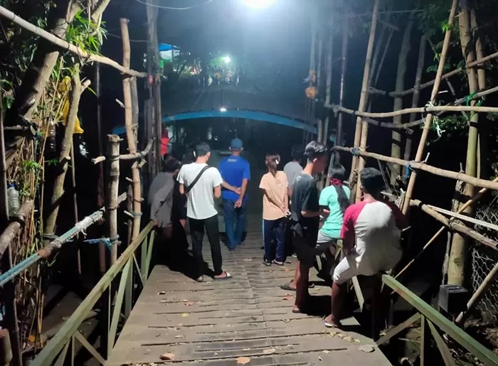 Petugas gabungan berada di lokasi kejadian tenggelamnya ayah dan balita di Taman, Sidoarjo. (IST/RADAR SIDOARJO)
