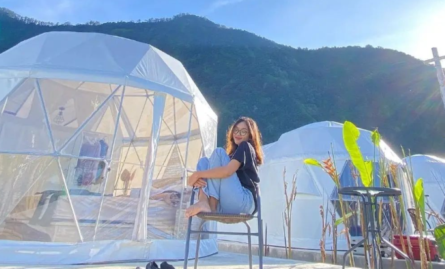 Glamping mewah di kawasan Danau Beratan, Desa Candikuning, Kecamatan Baturiti, Kabupaten Tabanan, Bali.