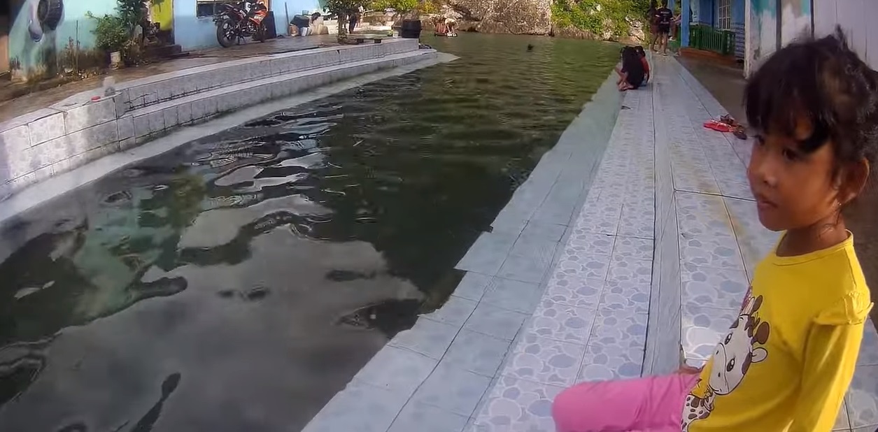 Terletak di Desa Sawai, Pulau Seram, Maluku Utara, Sungai Asinahu menawarkan pesona yang tak biasa.
