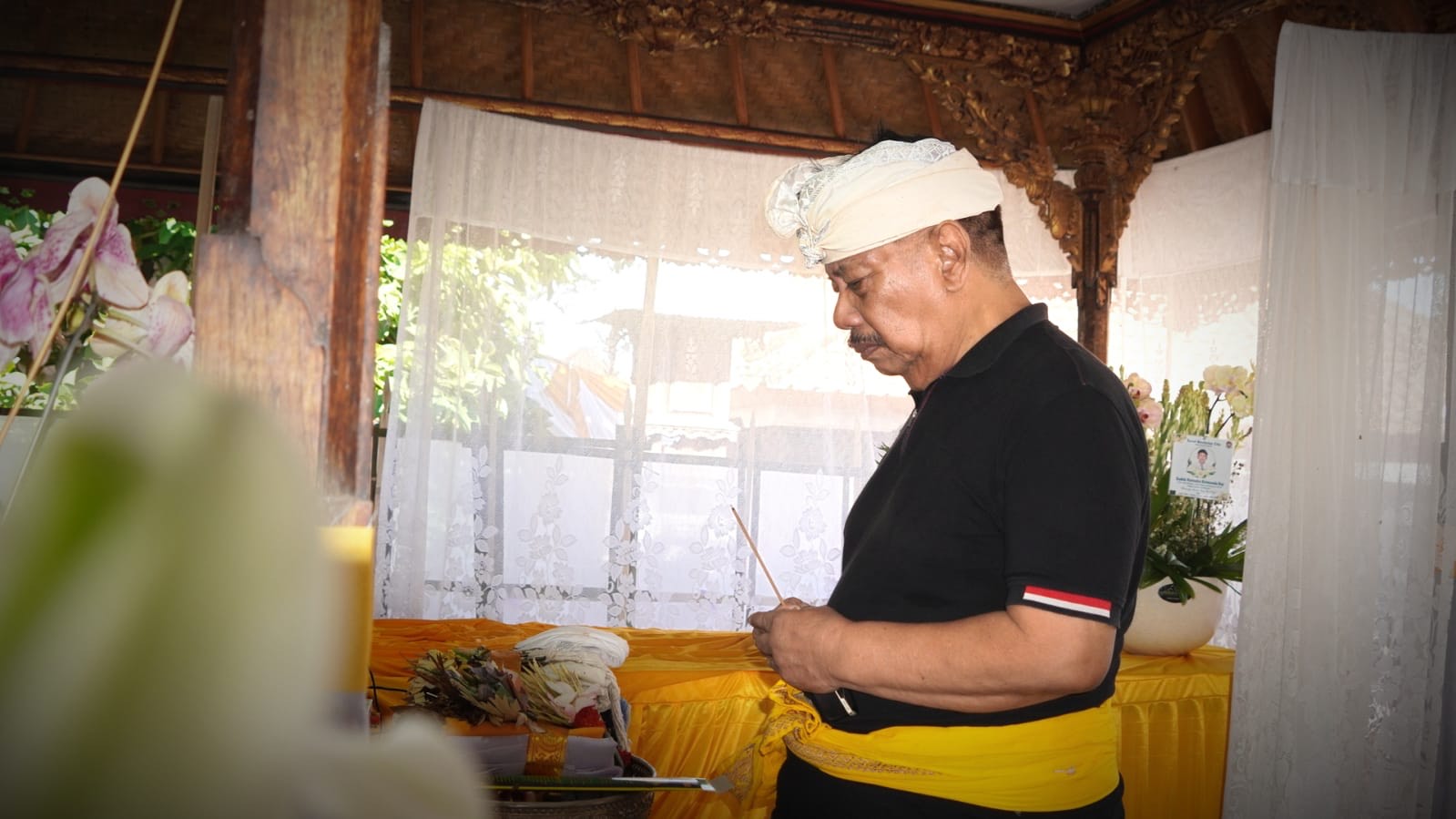 Mantan Bupati Jembrana I Gede Winasa saat mendoakan almarhum Narendra di rumah duka, Jumat (19/4)