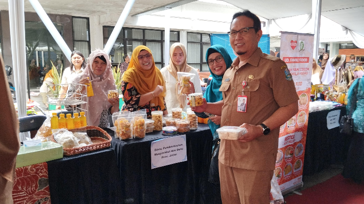 Program KUR Mikro dari BRI menjadi salah satu pendorong usaha kue kering Retas Snacks And Cookies milik Widyawati