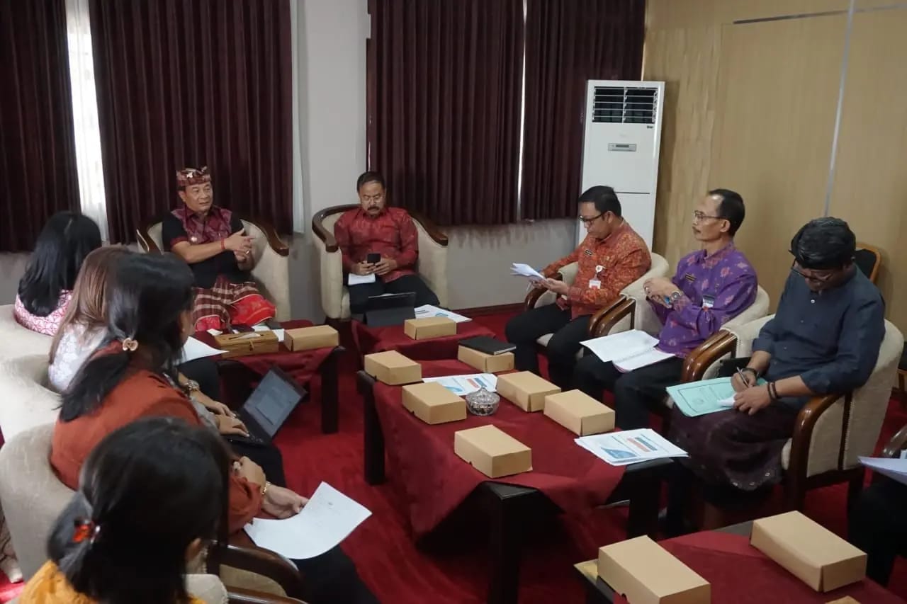 BERTEMU: Bupati Karangasem I Gede Dana dengan jajarannya bertemu dengan BPJS Kesehatan.