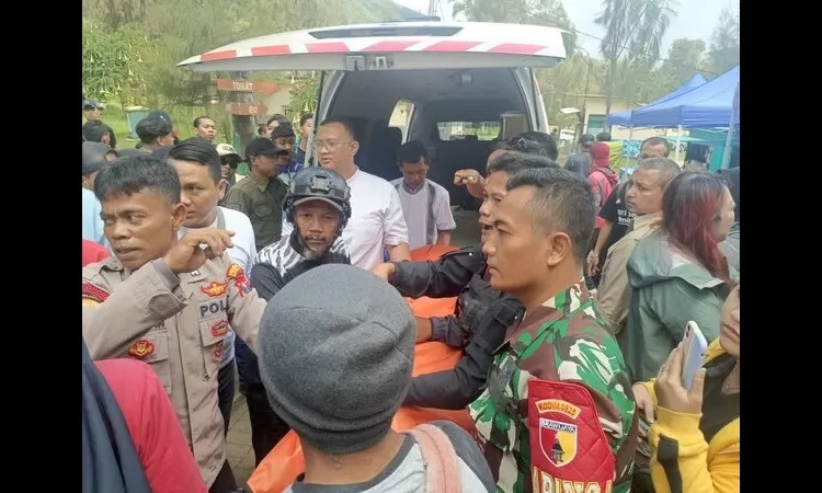 Proses evakuasi jenazah turis wanita asal Tiongkok yang meninggal dunia setelah terjatuh di jurang sedalam 75 meter di Gunung Ijen, Banyuwangi oleh petugas. /Dok. Polsek Licin, Banyuwangi