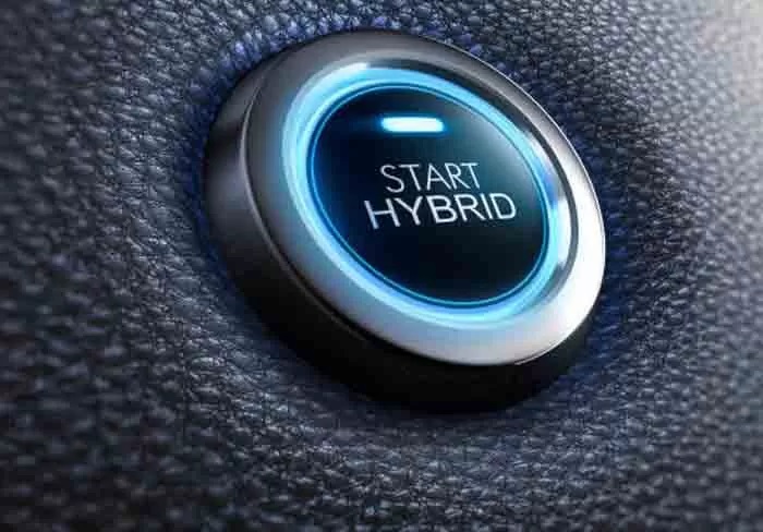 Tombol strat pada salah satu merek mobil dengan teknologi hybrid. (Dony)