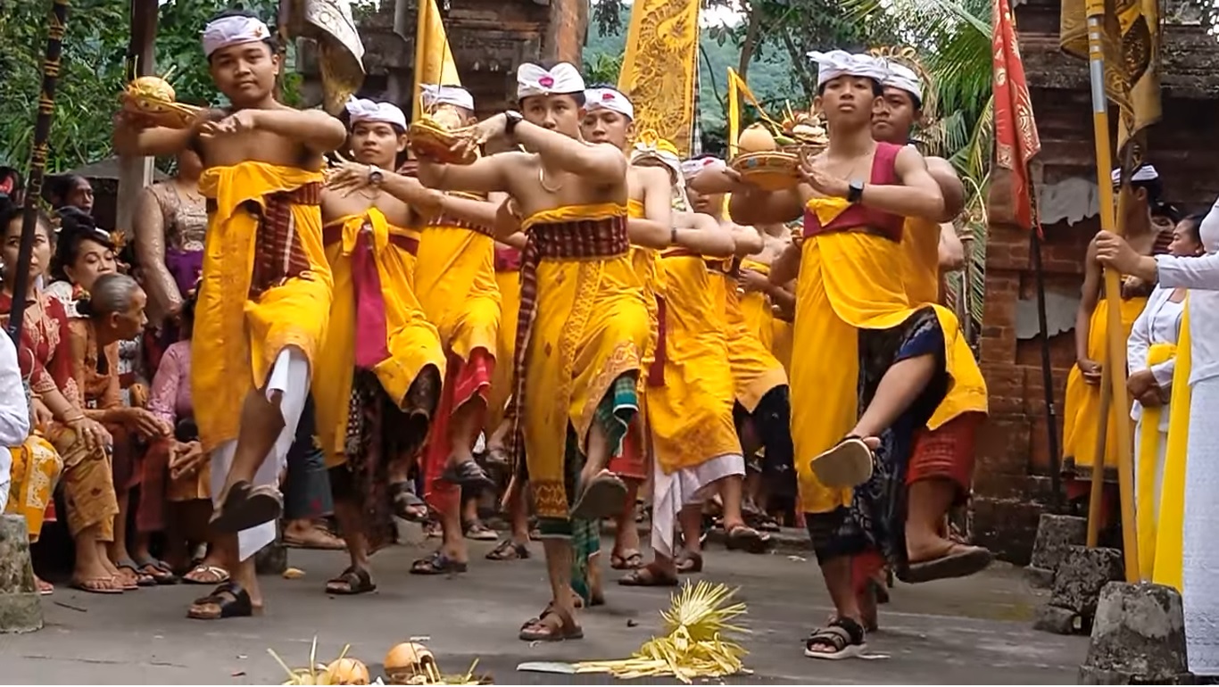 Tari Pendet Lanang saat Ngusaba Sambah di Desa Adat Pasedahan Karangasem yang khusus dipentaskan oleh pria remaja (ist)