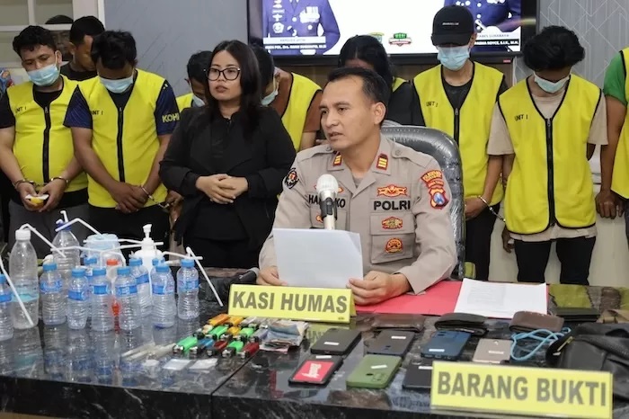 Satresnarkoba Polrestabes Surabaya berhasil menangkap pelaku penyalahgunaan narkoba jenis sabu yang terjadi di wilayah Jalan Kunti, Surabaya.