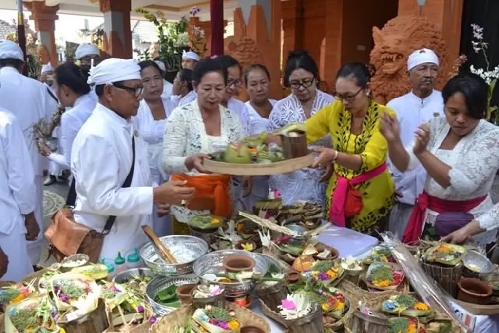 Nyakapin karang, adalah salah satu ritual berkaitan dengan pekarangan umat Hindu di Bali