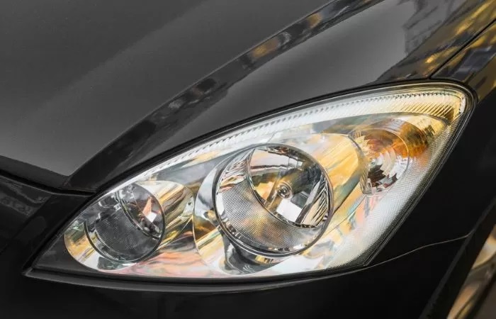 ILUSTRASI: Lampu mobil (Freepik)