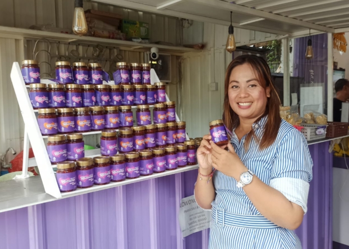 Mahendri saat menunjukkan sambal Mamone di Kedai Sambal Mamone Singaraja.
