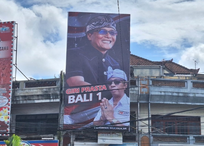 BERTEBARAN : Baliho Giri Prasta Bali 1 tebar pesona di Tabanan, dipasang sejak Jumat malam, target 200 Baliho di seluruh Tabanan.