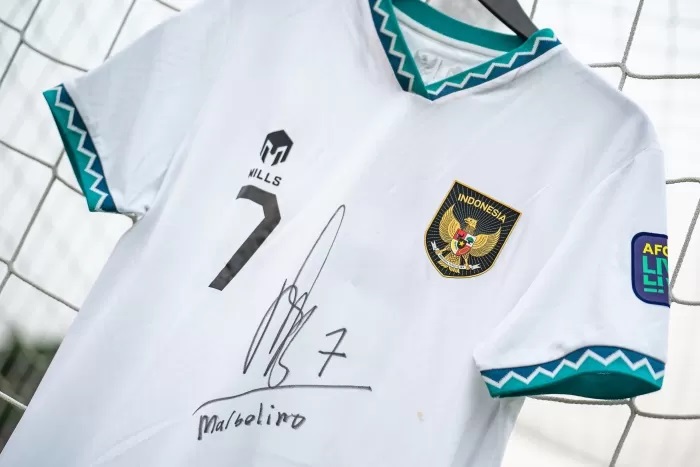 LELANG JERSEY: Aksi lelang jersey Marselino Ferdinan bersama Timnas Indonesia oleh Surabaya Jersey Community. (Surabaya Jersey Community) (ian dryan)