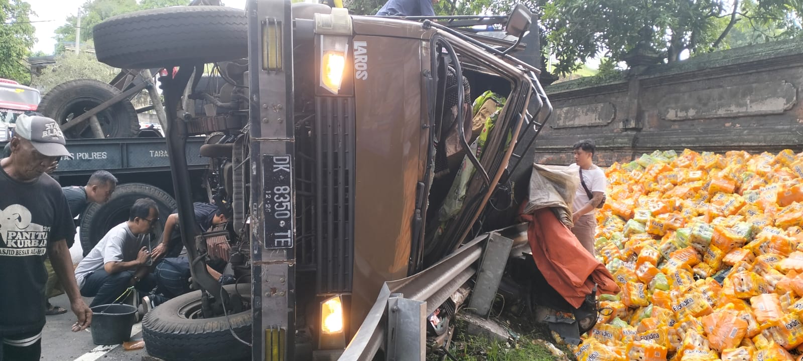 Kondisi korban tewas tertimpa tronton dalam kecelakaan di Banjar Dinas Penyalin, Desa Samsam Kecamatan Kerambitan, Tabanan Bali