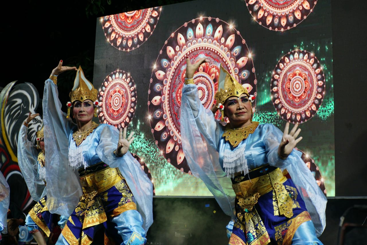 TARI GELATIK: Tari Gelatik yang dibawakan para wanita diiringi tabuh dari Sekee Gong Legendaris Eka Wakya, Banjar Paketan sarat dengan pesan.