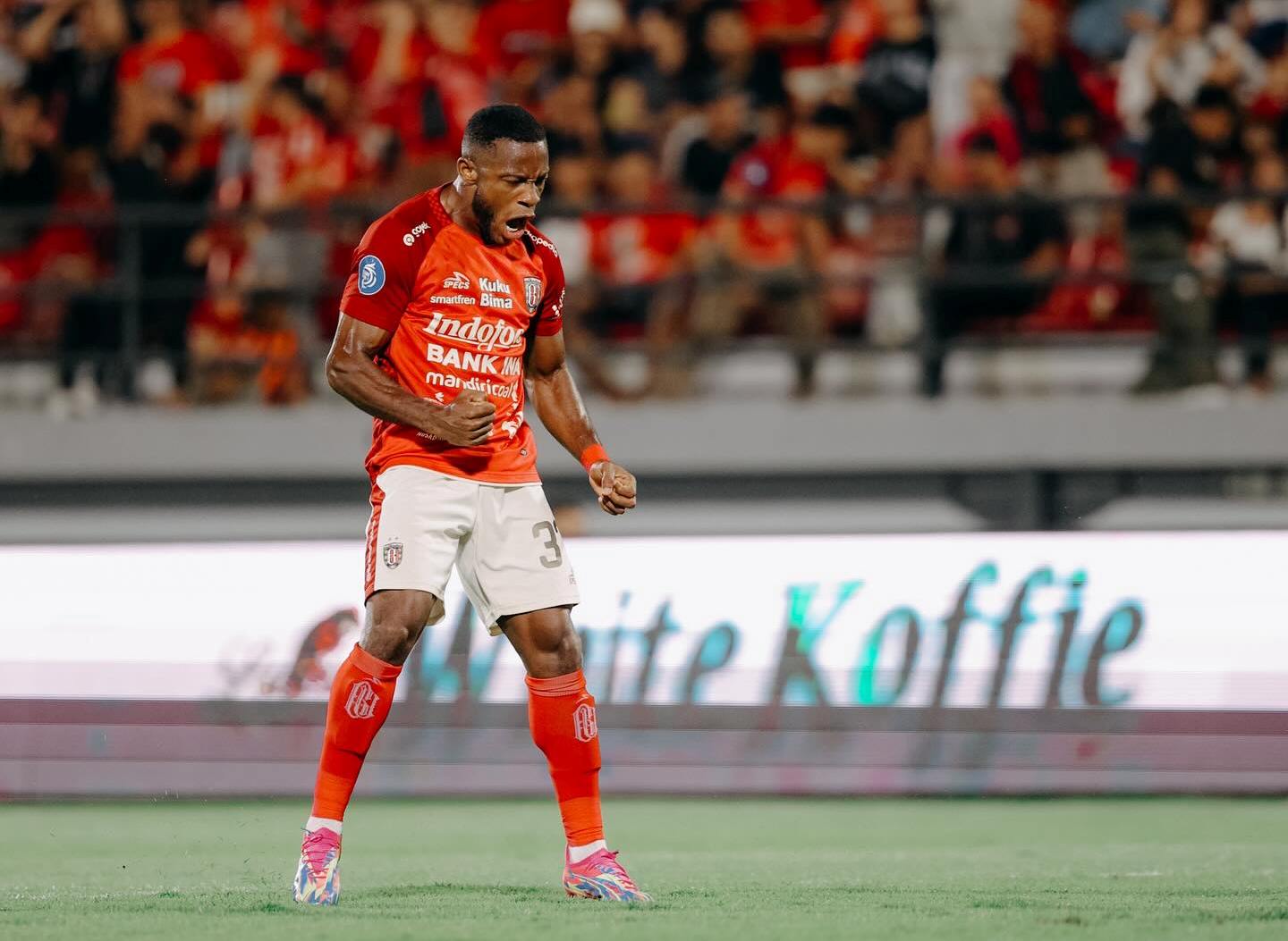 Privat Mbarga menjadi penymbang gol kemenangan Bali United atas Bhayangkara FC di Stadion Kapten I Wayan Dipta, Sabtu (20/4)