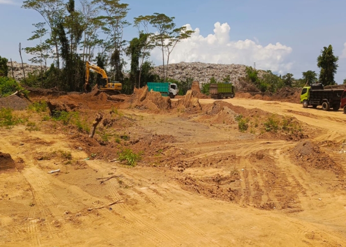JUAL : Aktivitas galian tanah yang berkedok penataan lahan di Desa Tegal Tugu, Gianyar, Senin (22/4).