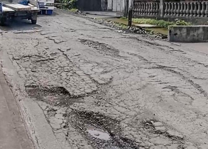RUSAK : Kondisi jalan menuju Pura Pasar Agung yang rusak lantaran dilintasi truk.