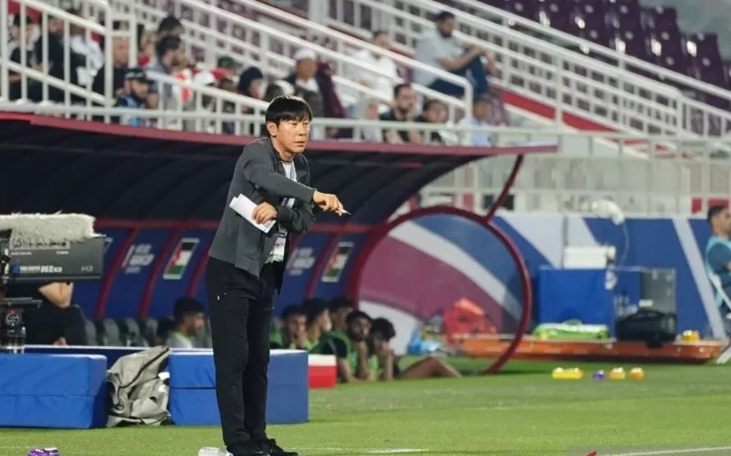 Pelatih timnas Indonesia U-23 Shin Tae-yong ketika memimpin Garuda Muda menang 4-1 atas Yordania U-23 pada laga terakhir Grup A Piala Asia U-23 2024 Qatar di Stadion Abdullah bin Khalifa, Doha.