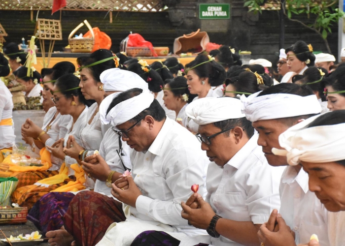 PUJAWALI :Pujawali di Pura Swagina Taman Sari, Desa Dangin Puri Kangin, Kecamatan Denpasar Utara, Selasa (23/4) dihadiri Sekda Kota Denpasar, Ida Bagus Alit Wiradana.