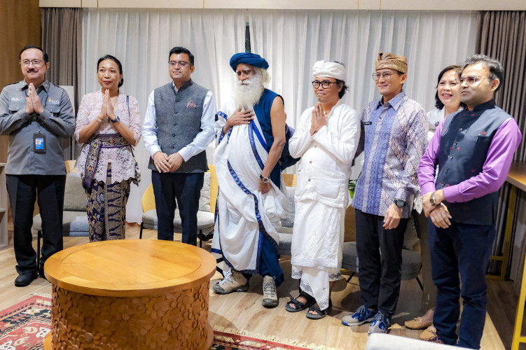 Sadhguru guru yoga terkenal di India diterima oleh Sandiaga Uno