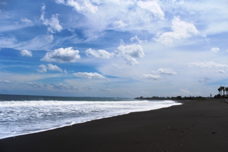Pantai Purnama memiliki keindahan pasir hitam di Kabupaten Gianyar