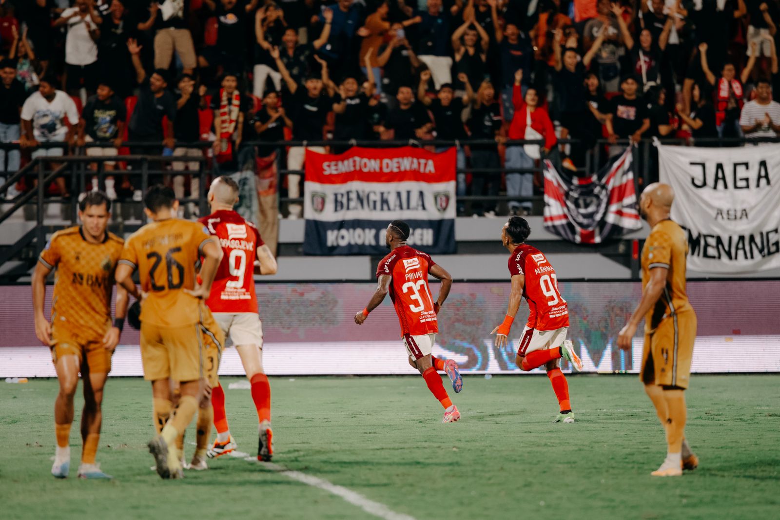 Pemain Bali United (merah) saat merayakan gol ke gawang Bhayangkara FC.