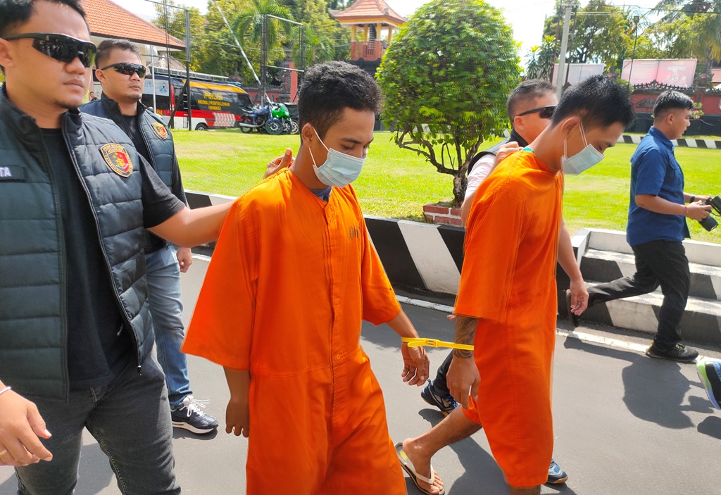 Kasus perburuan liar yang dirilis Polres Buleleng dengan menghadirkan dua tersangka DPO yang berhasil ditangkap tim Goak Poleng.