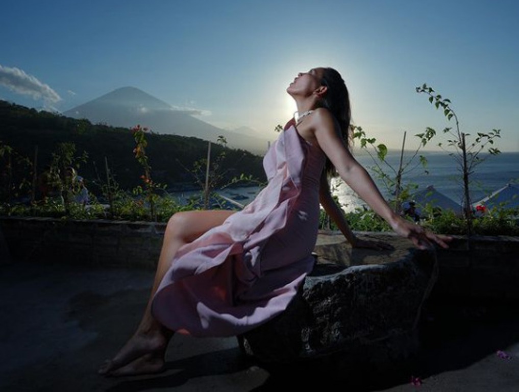 MATAHARI: Sunset Point Amed Bali merupakan tempat terbaik untuk menikmati pemandangan matahari terbenam sambil menikmati minuman.