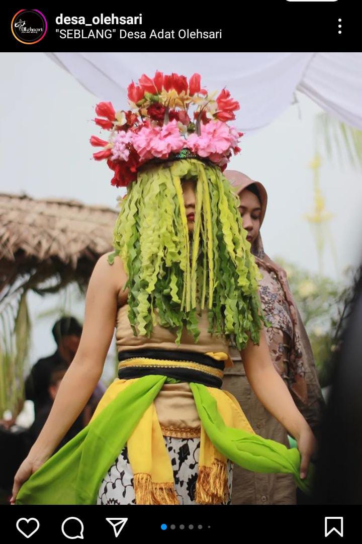 TARI SEBLANG: Tarian sakral Seblang Olehsari dari Banyuwangi mirip tari sanghyang di Bali. Diwarnai kerauhan selama tujuh hari.
