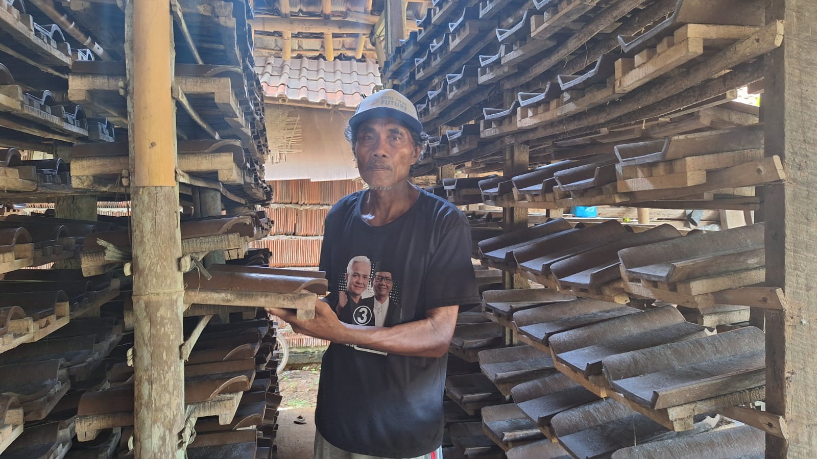 Pengerajin genteng di Desa Pejaten, mengakui permintaan genteng di Tabanan masih tinggi, namun ketersediaan bahan baku terbatas, sehingga tidak bisa berproduksi setiap hari.