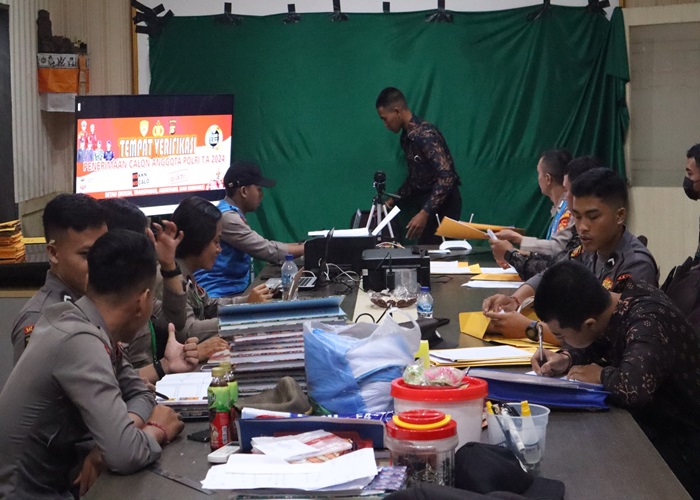 PEMERIKSAAN : Polres Klungkung Gelar Rikmin Awal Penerimaaan Bintara Polri dan Asistensi Bersama Tim Verifikasi Dari Polda Bali.