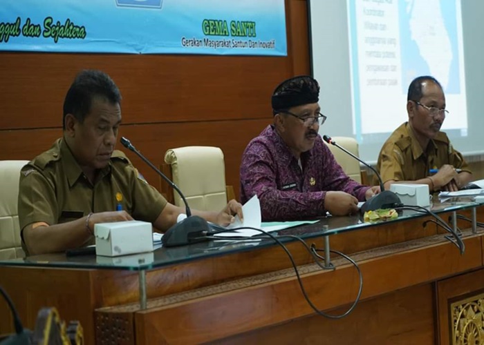 OPTIMALISASI : Pj Bupati Klungkung I Nyoman Jendrika rapat Praja Mandala Kantor Bupati Klungkung, Senin (22/4).