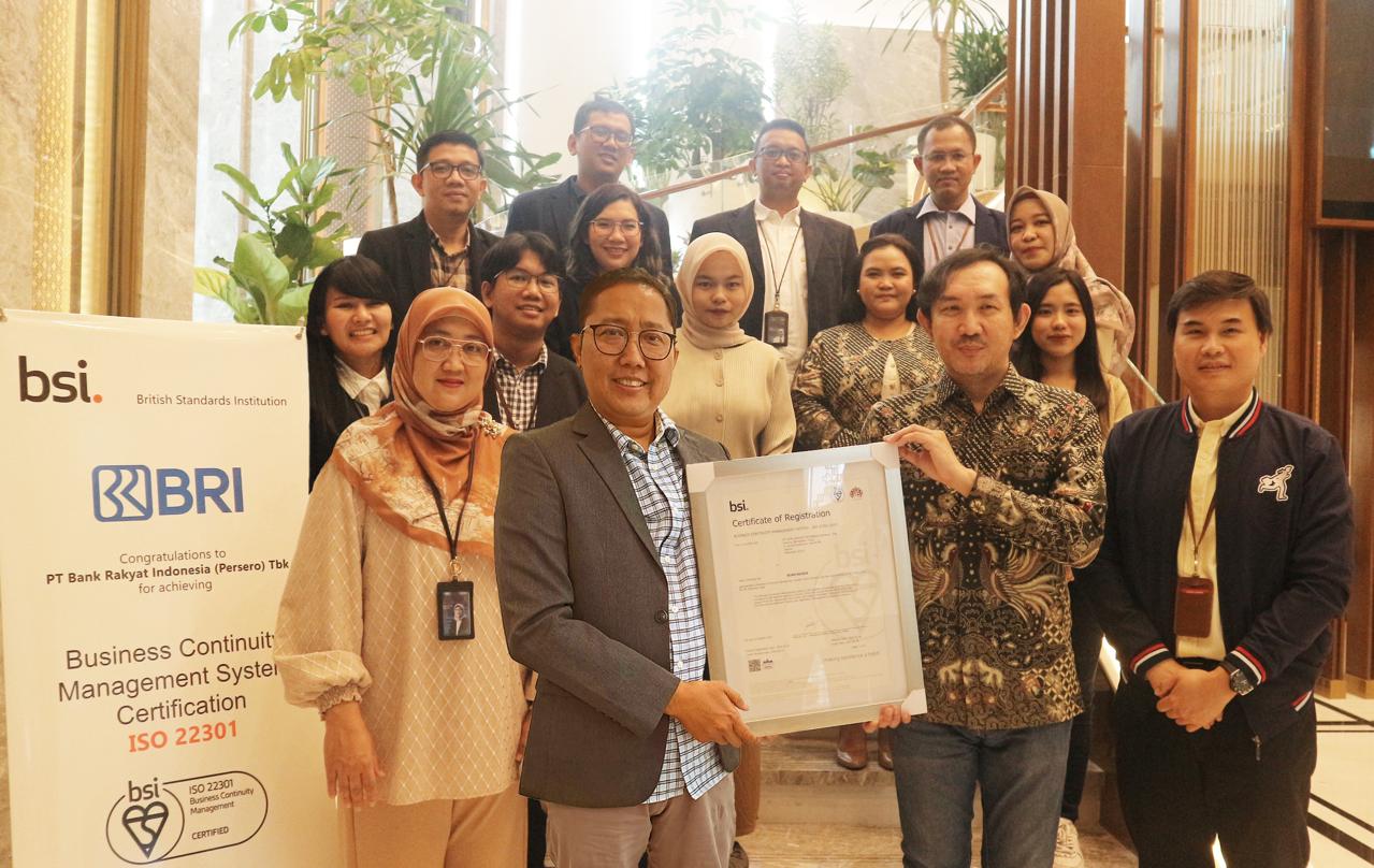SERTIFIKAT: Penerimaan sertifikasi ISO 22301:2019 BCMS, merupakan pencapaian yang membanggakan bagi BRI.