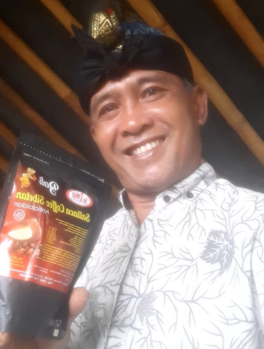 I Nyoman Mastra, petani di Desa Sibetan,  Kabupaten Karangasem, Bali mengolak salah jadi serbuk.