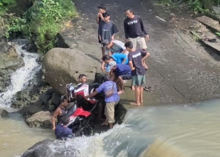 HANYUT : Dua sepeda motor yang hanyut akibat pengendaranya nekat Seberangi Jembatan di Tukad Yeh Matan ditemukan Rabu siang.
