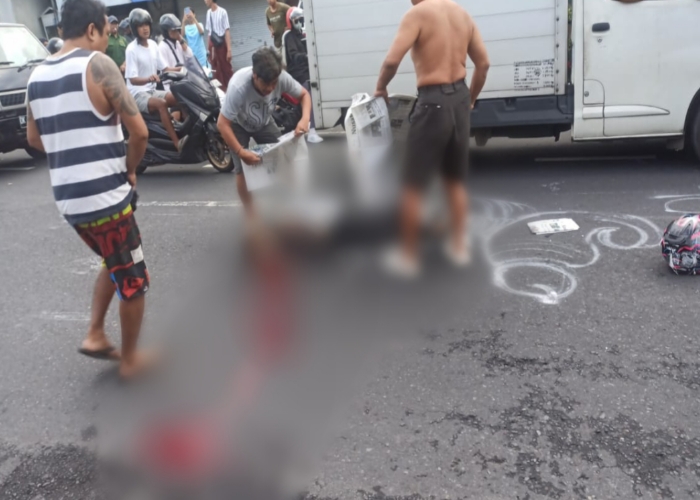 DITUTUPI: Jenazah bule cantik ditutupi koran usai terlibat kecelakaan dengan bus.