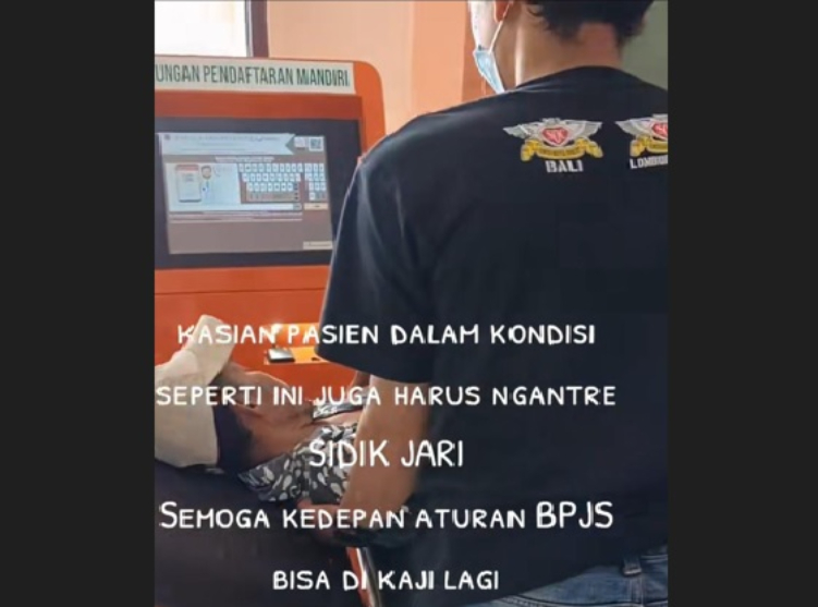 Anggota DPRD Karangasem I Nyoman Musna Antara membagikan antrean pasien BPJS yang lakukan scan sidik jari