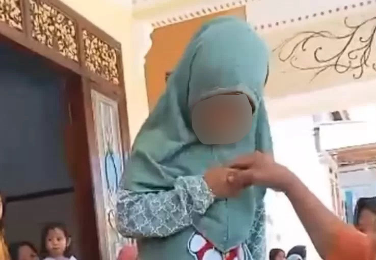 Tangkapan layar video viral anak perempuan berumur 4 tahun tunangan dengan anak laki-laki berumur 5 tahun