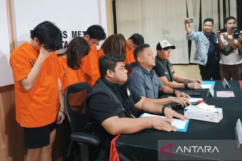 Keenam selebgram saat dihadirkan pada jumpa pers di Jakarta, Selasa (23/4/2024). ANTARA/Khaerul Izan